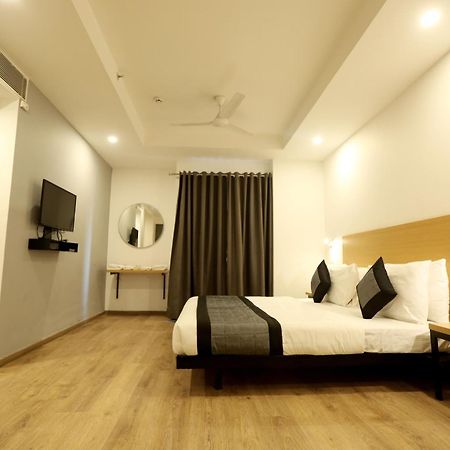 The Roseman Hotel & Suites Ghaziabad Bagian luar foto