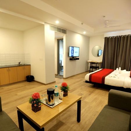 The Roseman Hotel & Suites Ghaziabad Bagian luar foto