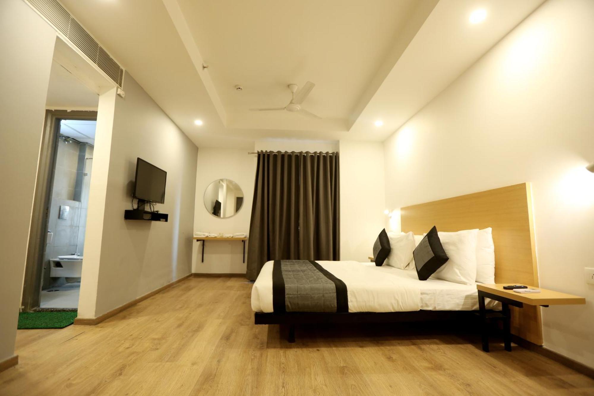 The Roseman Hotel & Suites Ghaziabad Bagian luar foto