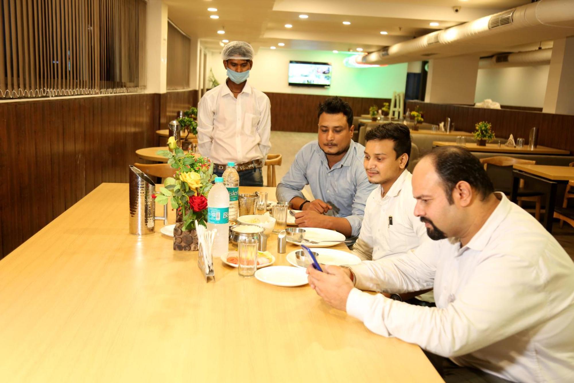 The Roseman Hotel & Suites Ghaziabad Bagian luar foto