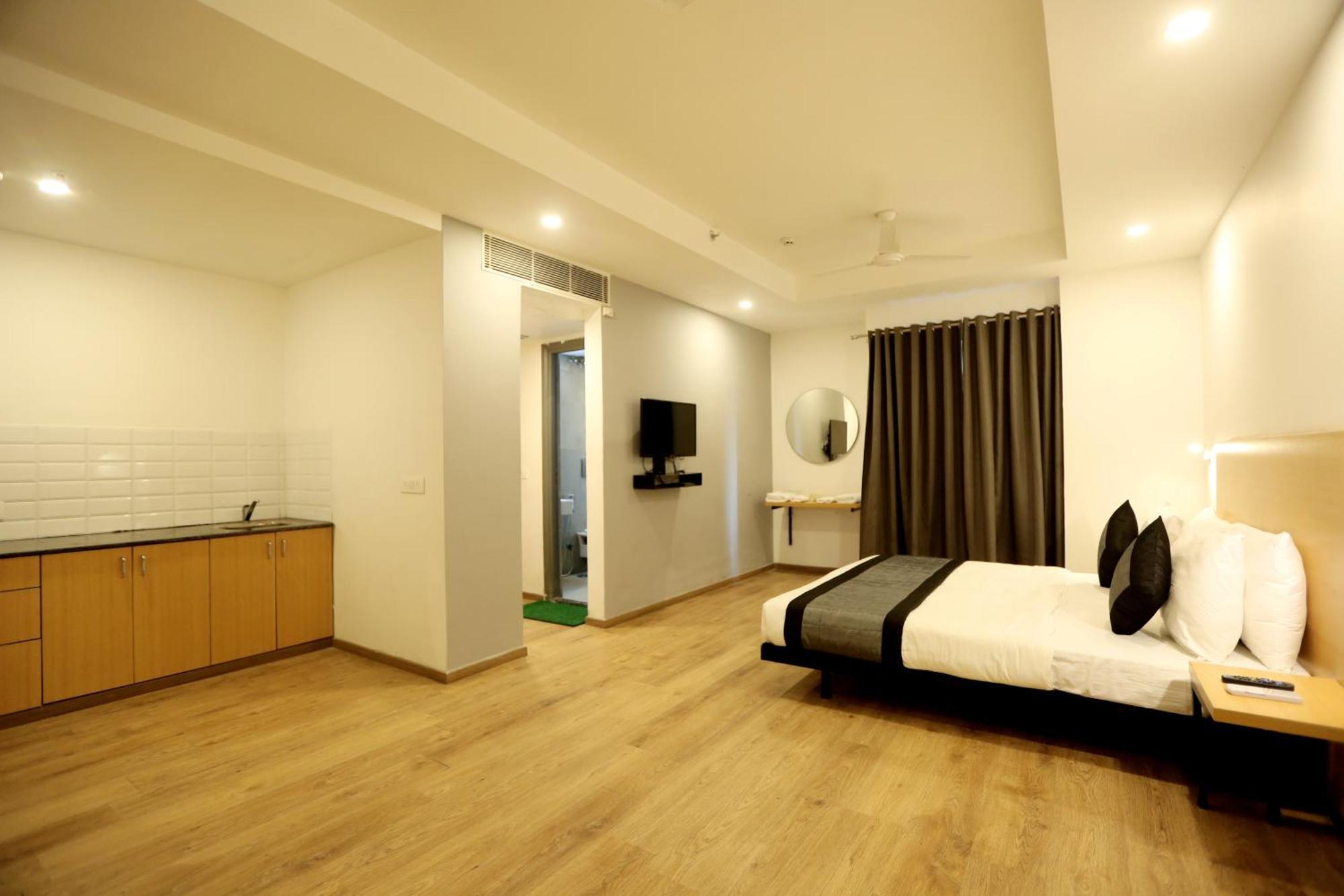 The Roseman Hotel & Suites Ghaziabad Bagian luar foto