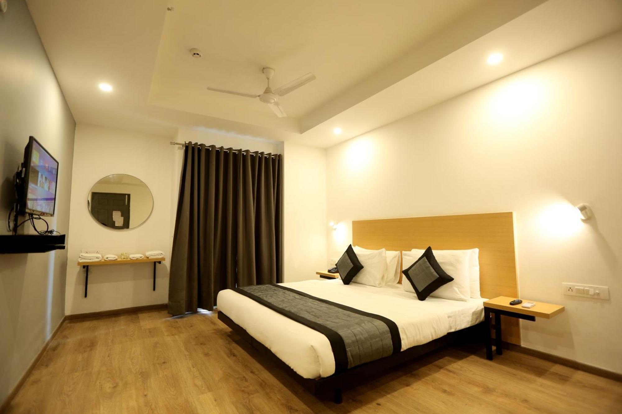 The Roseman Hotel & Suites Ghaziabad Bagian luar foto