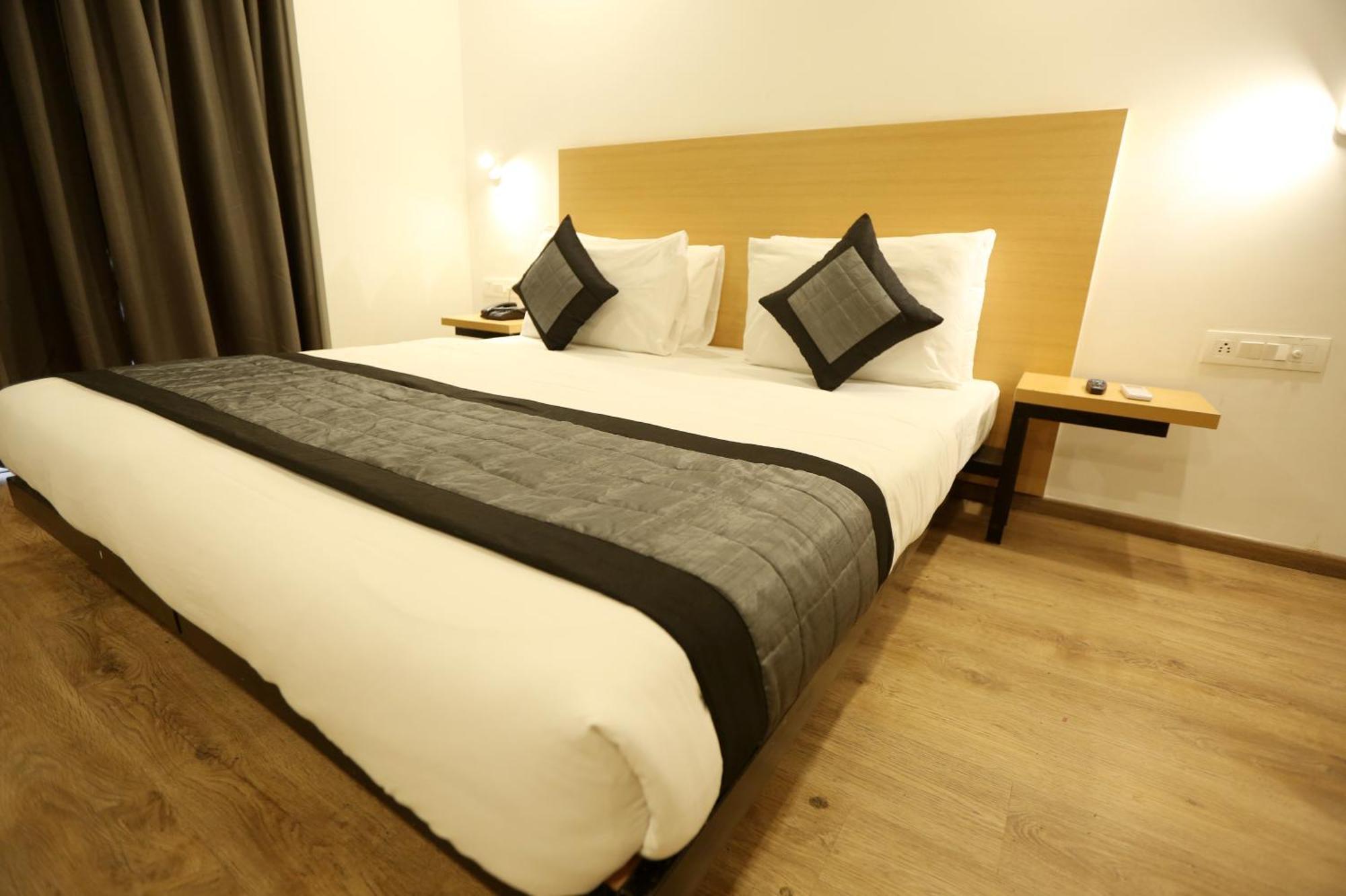 The Roseman Hotel & Suites Ghaziabad Bagian luar foto